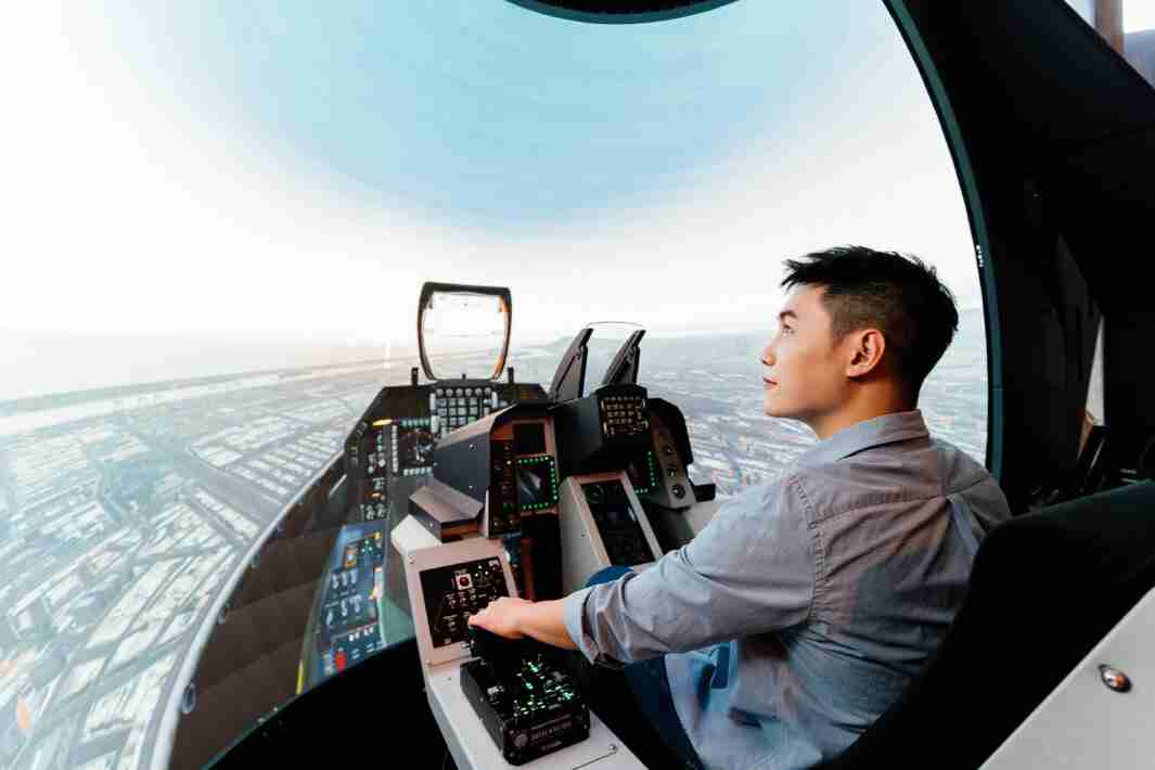 森林舞会以P1.25小间距打造球形LED模拟舱，，搭配智崴的精密六轴动态座椅，，，，结合森林舞会专业影像调校技术，，，呈现拟真模拟飞行场景