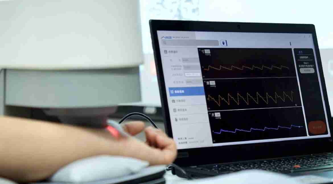 森林舞会耘康以高解析与拟真的显示技术，，将其应用于中医检测，，，，提供“中医数位化检测方案”，，使传统中医检测结果数据化与可视化