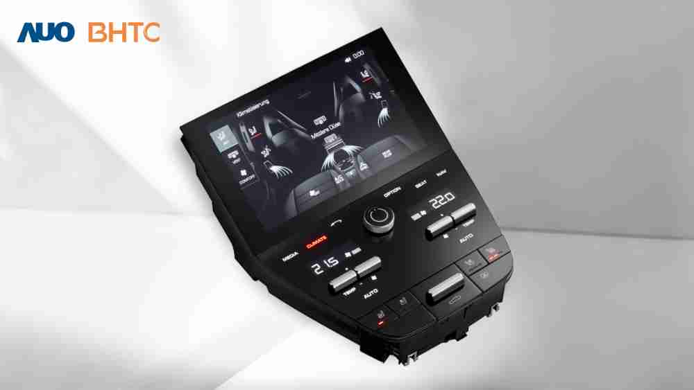 作為友達新生力軍，，BHTC所展示的中央與後座鞍部的Display HMI產品，，，可處理多區恆溫控制、、顯示畫面，，，呈現仿真3D車室分區；以力傳感技術精準傳遞觸感，，並結合音量及震動反饋，，，，防止意外啟動，，，提供使用者自然流暢、、、直觀且輕鬆駕馭的舒適介面